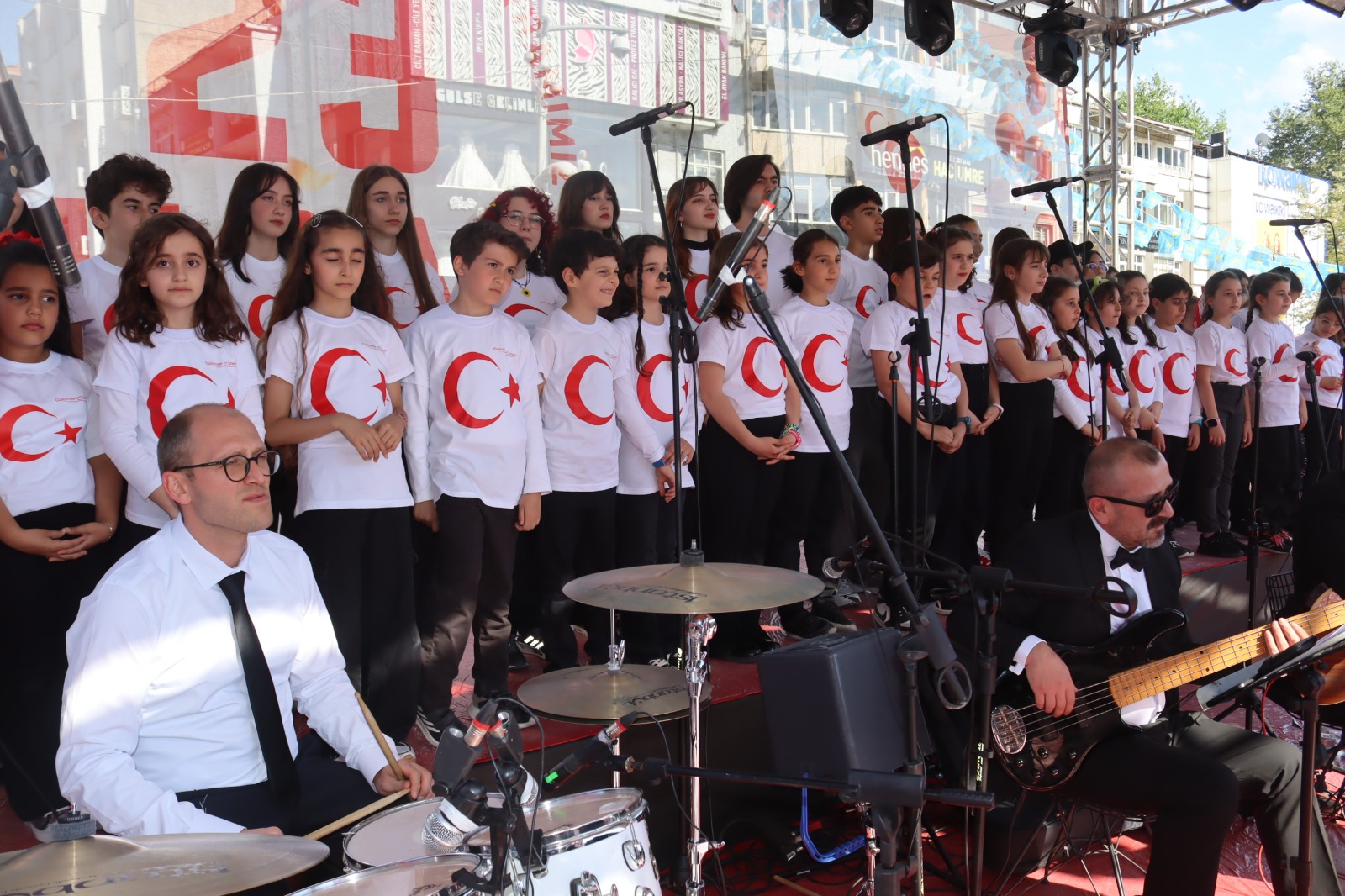 Izmit Belediye Meydaninda 23 Nisan coskusu basladi (6)
