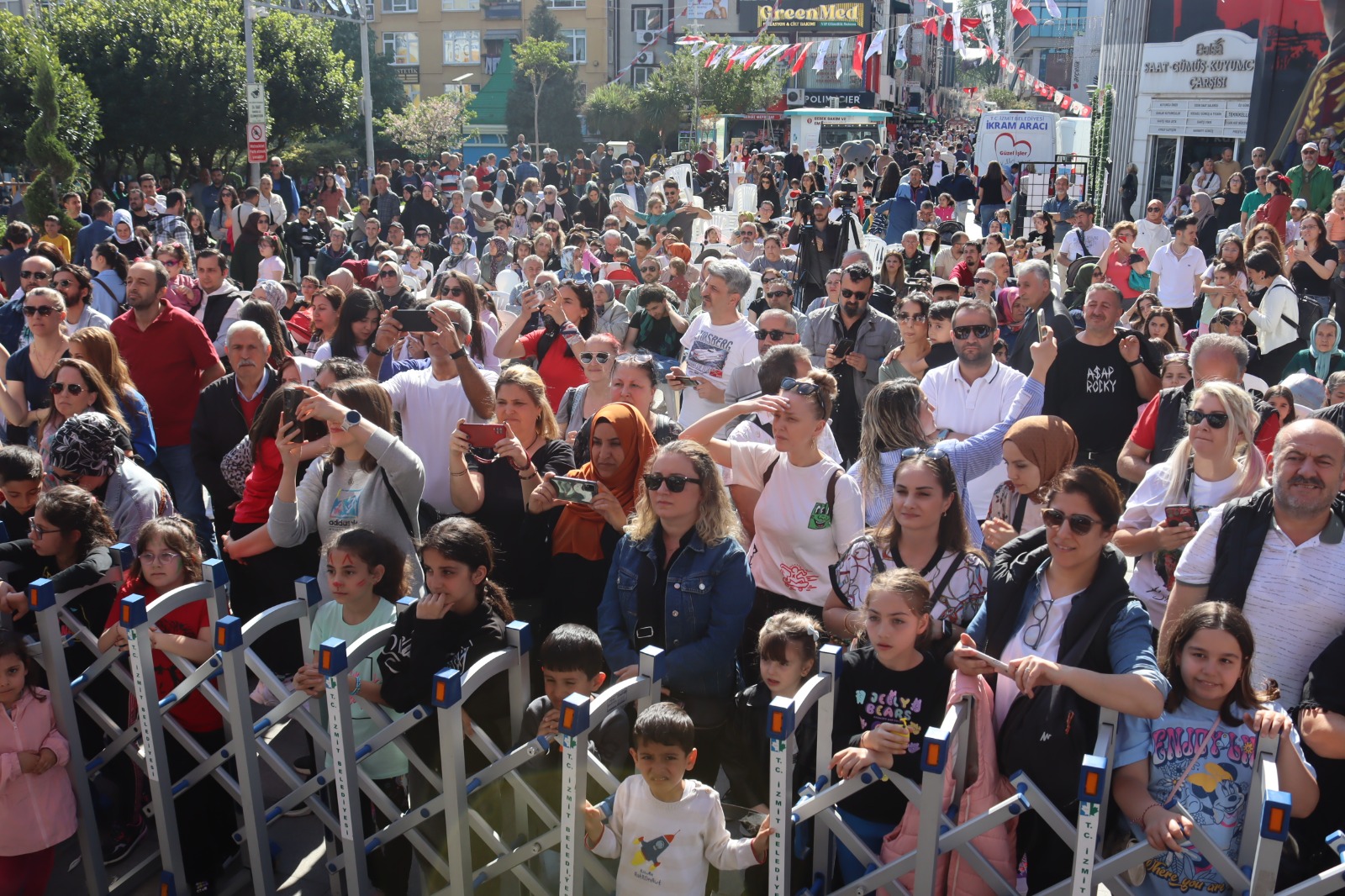 Izmit Belediye Meydaninda 23 Nisan coskusu basladi (8)