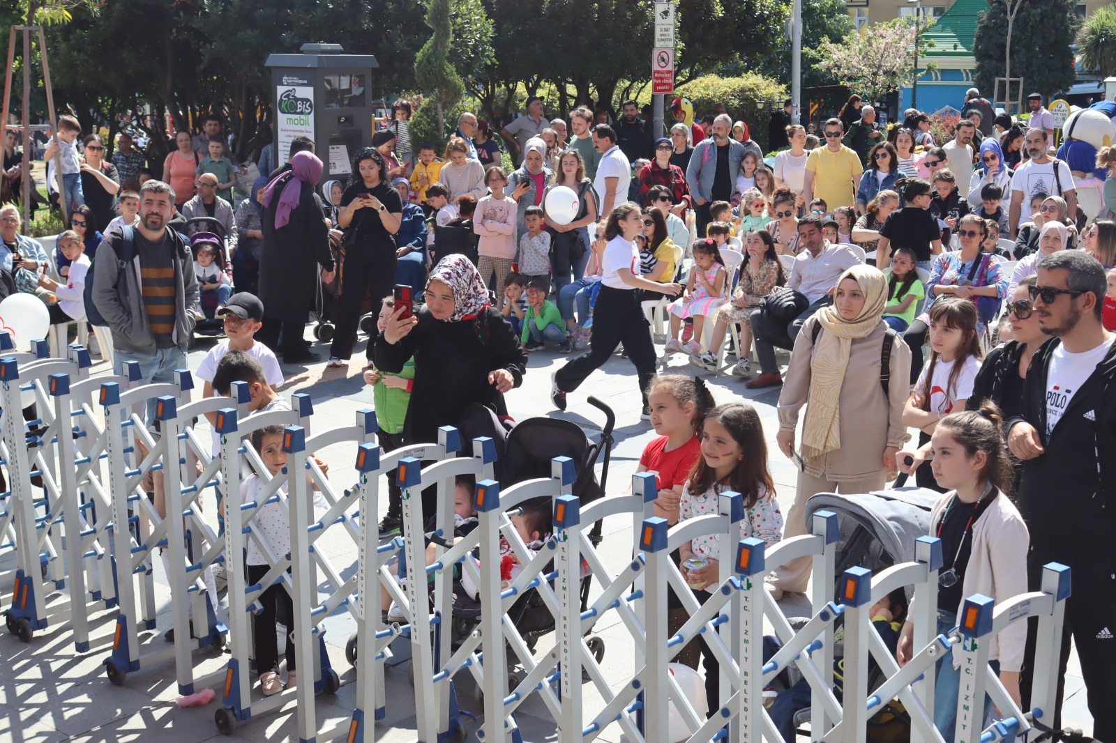 Izmit Belediye Meydaninda 23 Nisan coskusu basladi (9)