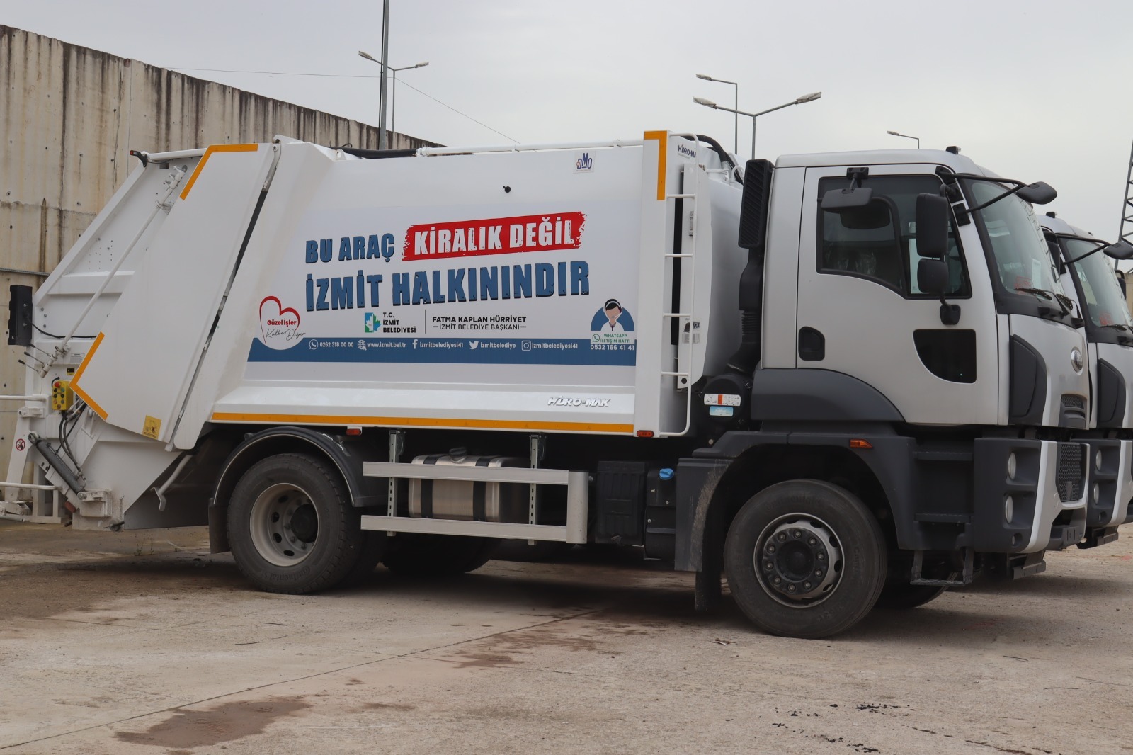 İzmit Belediyesi 4 yeni çöp kamyonunu daha hizmet filosuna kattı (1)