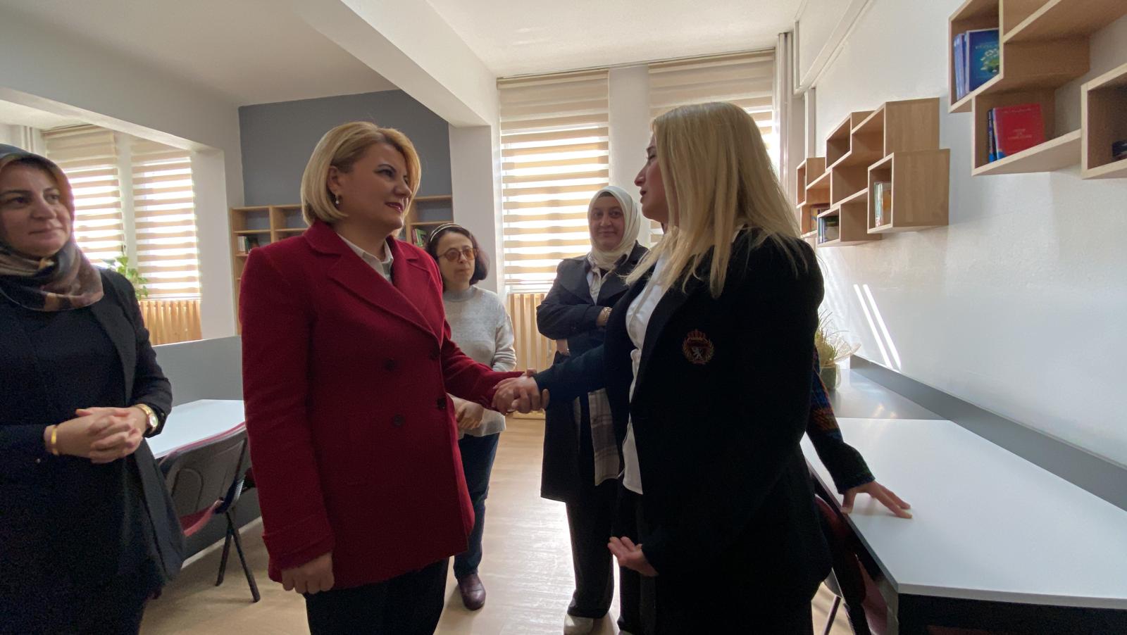 İzmit Belediyesi Evliya Çelebi Kız Anadolu İmam Hatip Lisesine kütüphane kazandırdı (5)
