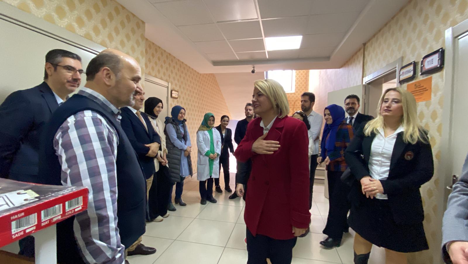 İzmit Belediyesi Evliya Çelebi Kız Anadolu İmam Hatip Lisesine kütüphane kazandırdı (6)