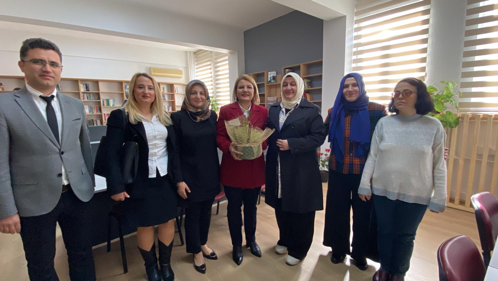 İzmit Belediyesi Evliya Çelebi Kız Anadolu İmam Hatip Lisesine kütüphane kazandırdı (7)