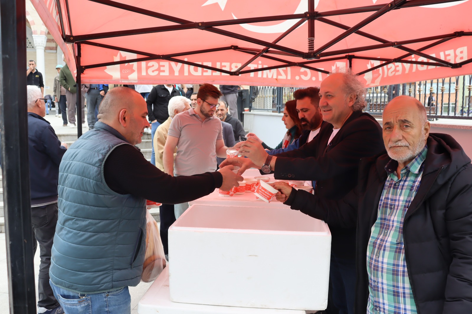 İzmit Belediyesi Şehitlerimizin anısına helva dağıttı (1)
