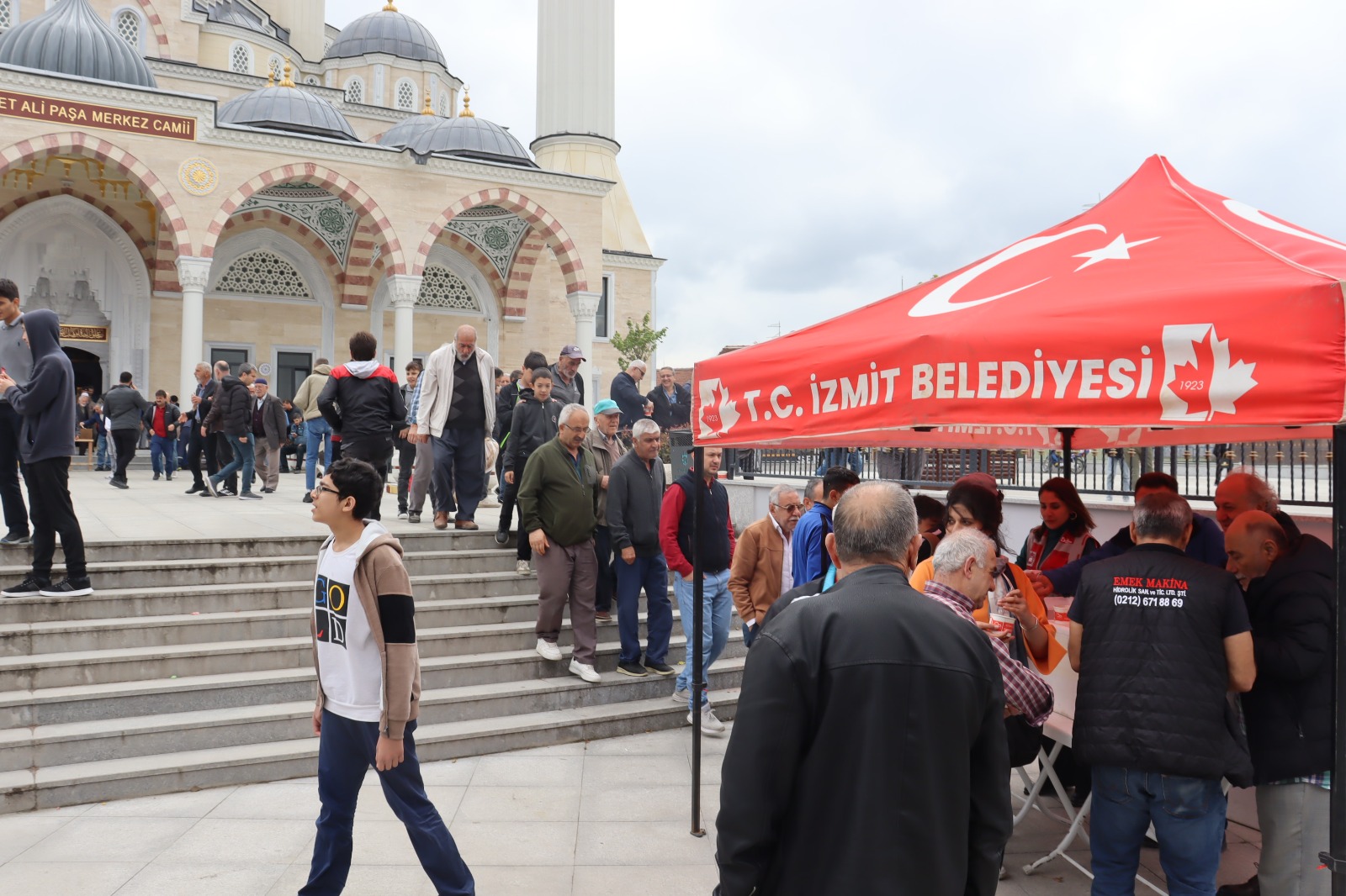 İzmit Belediyesi Şehitlerimizin anısına helva dağıttı (2)