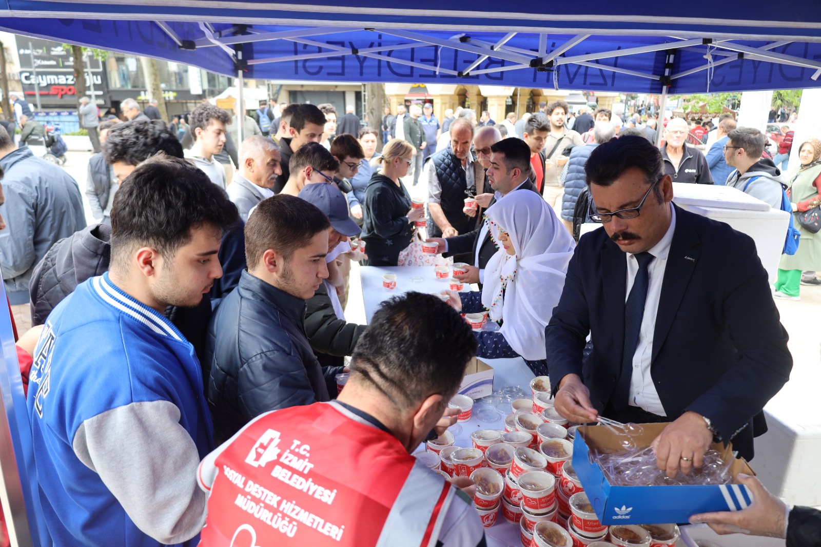 İzmit Belediyesi Şehitlerimizin anısına helva dağıttı (3)