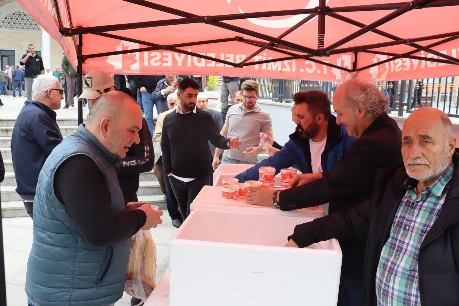 İzmit Belediyesi Şehitlerimizin anısına helva dağıttı (4)