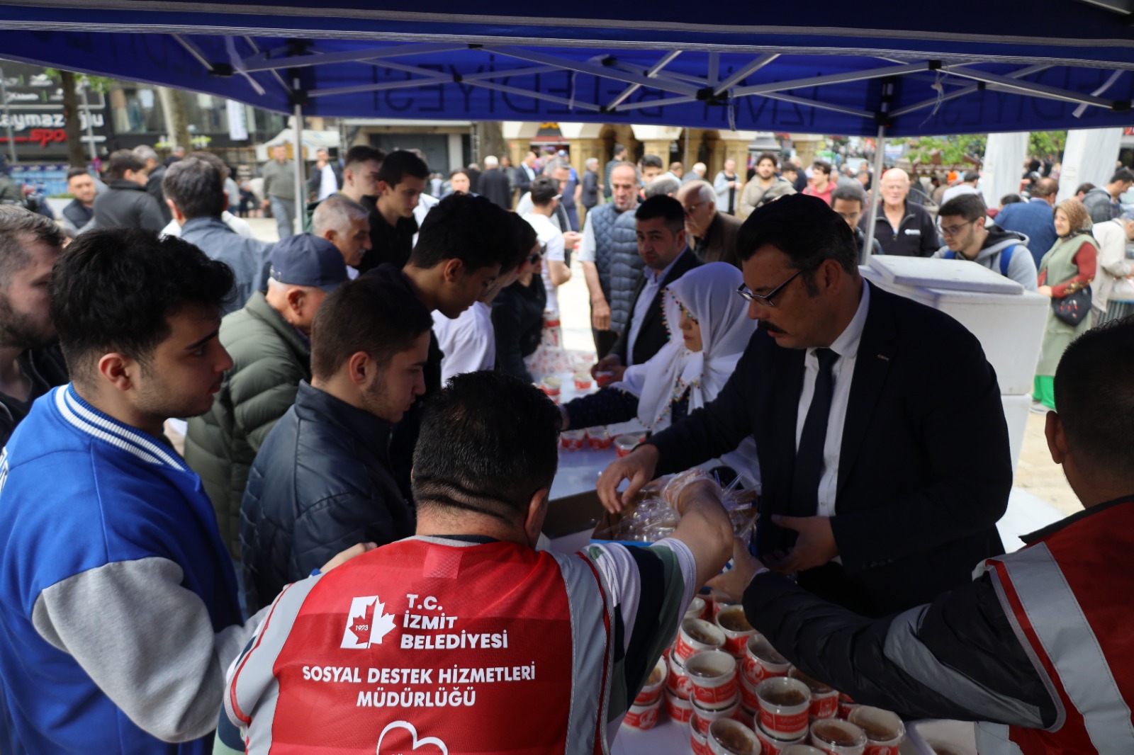 İzmit Belediyesi Şehitlerimizin anısına helva dağıttı (9)