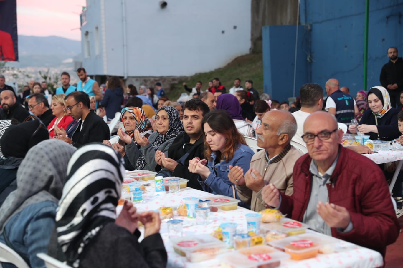 İzmit Belediyesi halk iftarı Terzibayırı Mahallesi’nde devam etti (4)