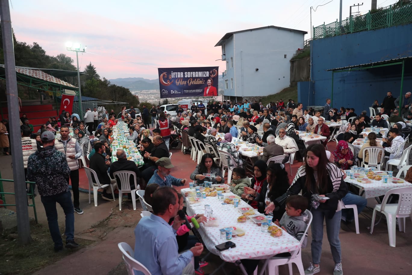 İzmit Belediyesi halk iftarı Terzibayırı Mahallesi’nde devam etti (5)