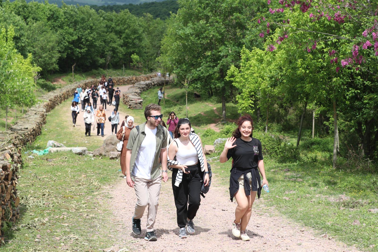 Izmit Belediyesi, üniversiteli gençleri dogayla bulusturdu (7)