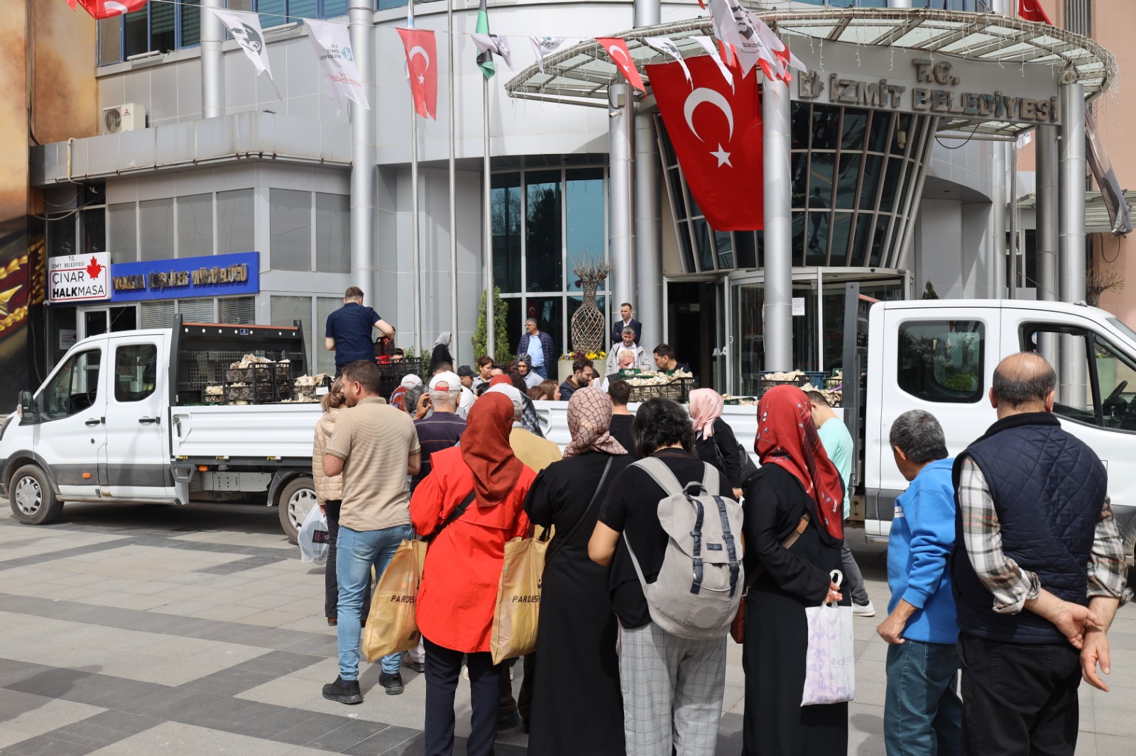 İzmit Belediyesi vatandaşlara İstiridye mantarı dağıttı (4)