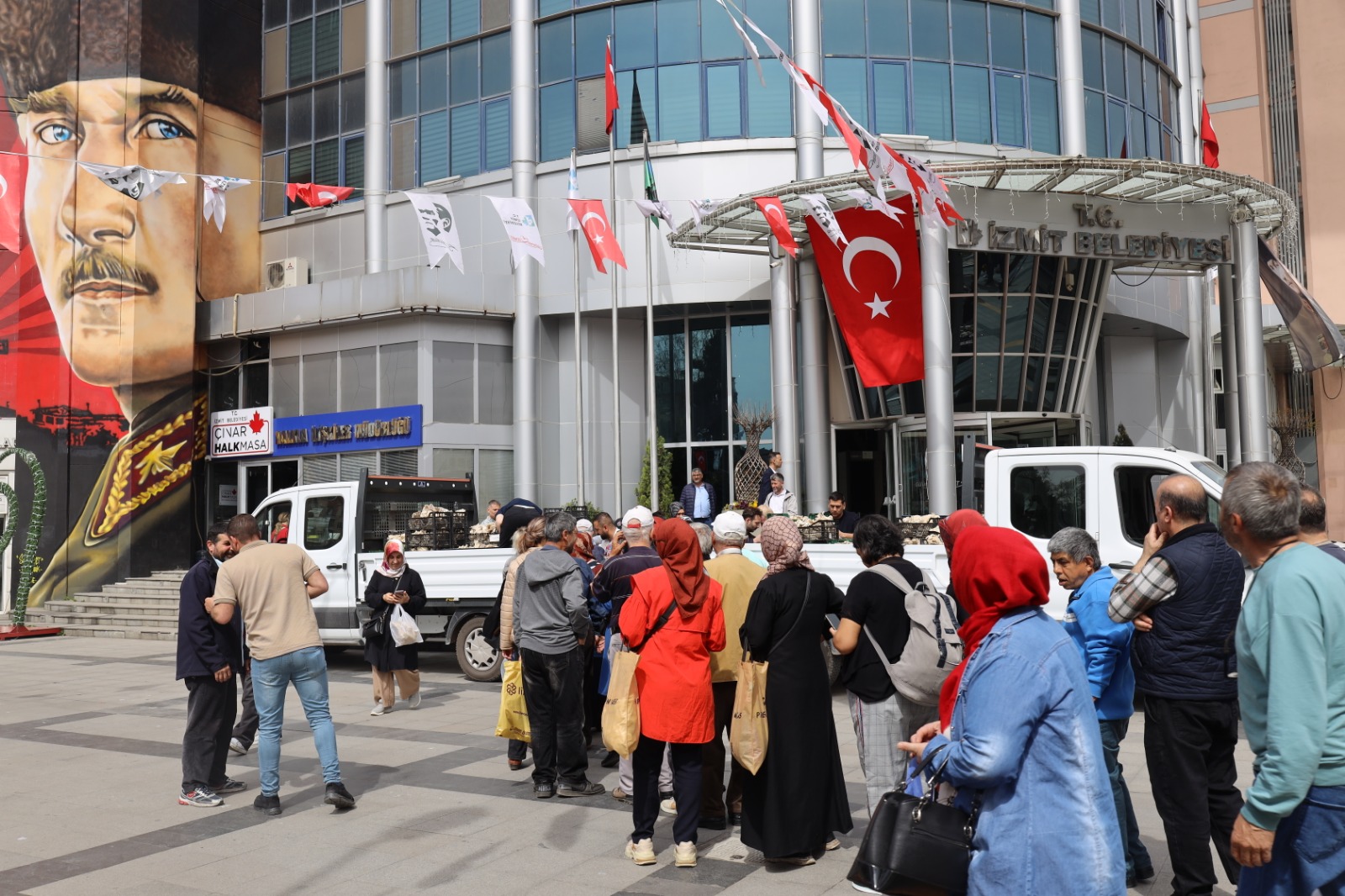 İzmit Belediyesi vatandaşlara İstiridye mantarı dağıttı (6)