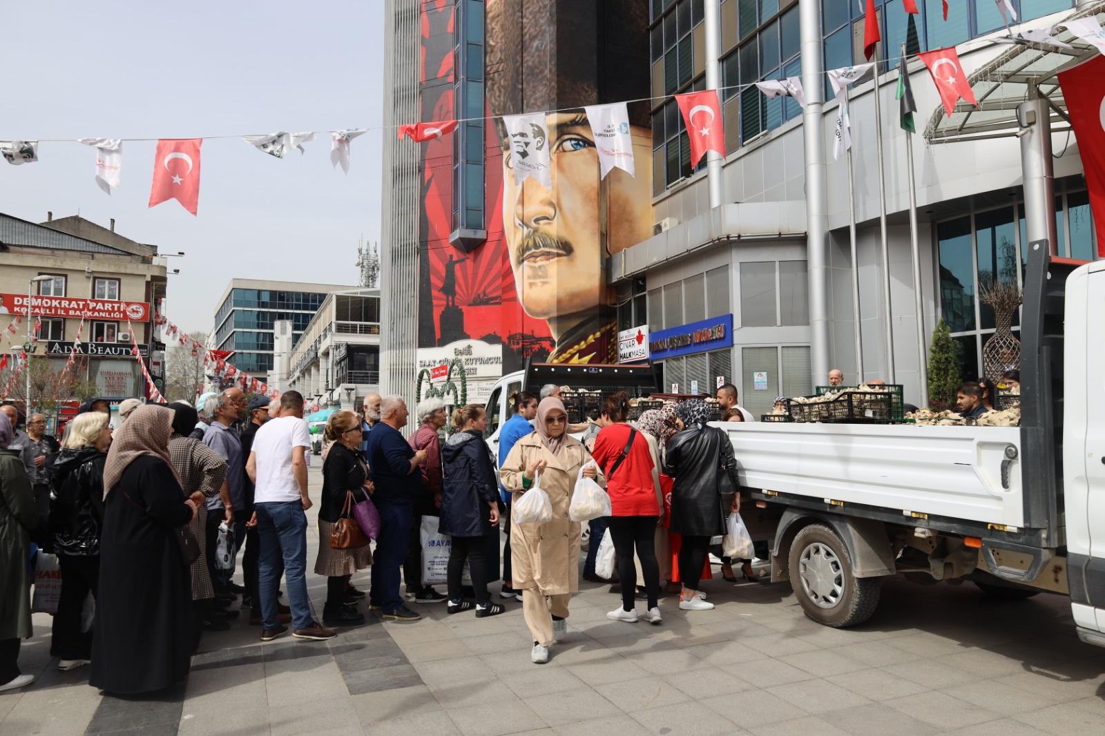 İzmit Belediyesi vatandaşlara İstiridye mantarı dağıttı (8)