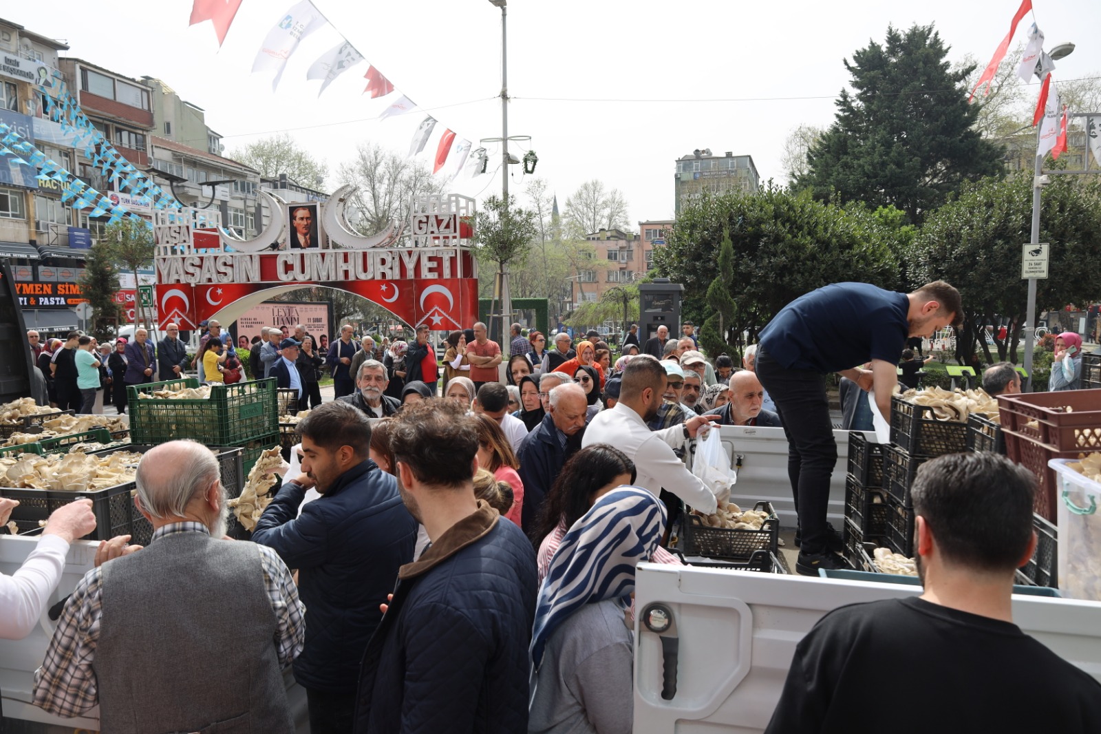 İzmit Belediyesi vatandaşlara İstiridye mantarı dağıttı (9)