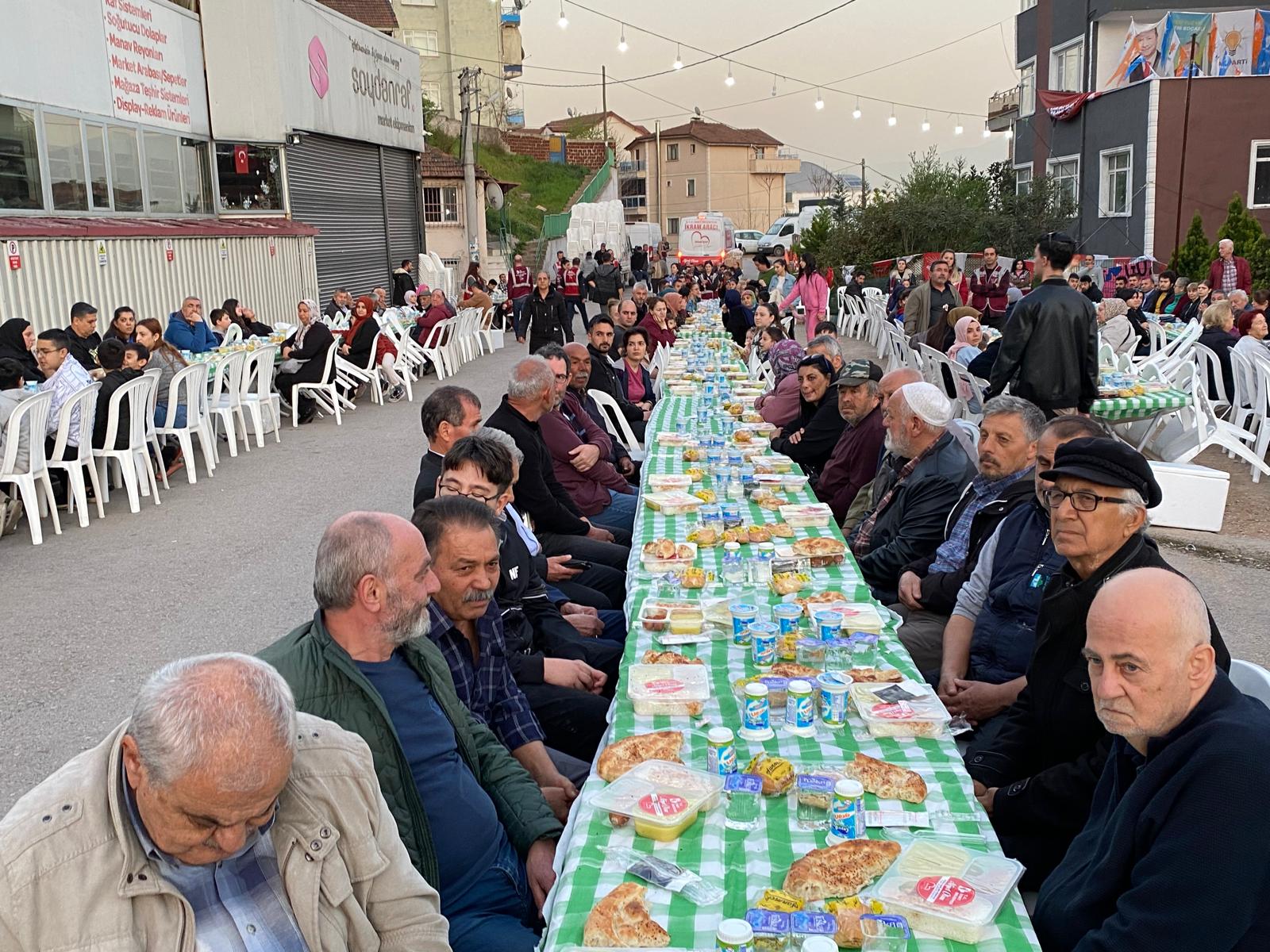 İzmit Belediyesinin mahalle iftarları Yenimahalle ve Yuvam Akarca’da devam etti (6)