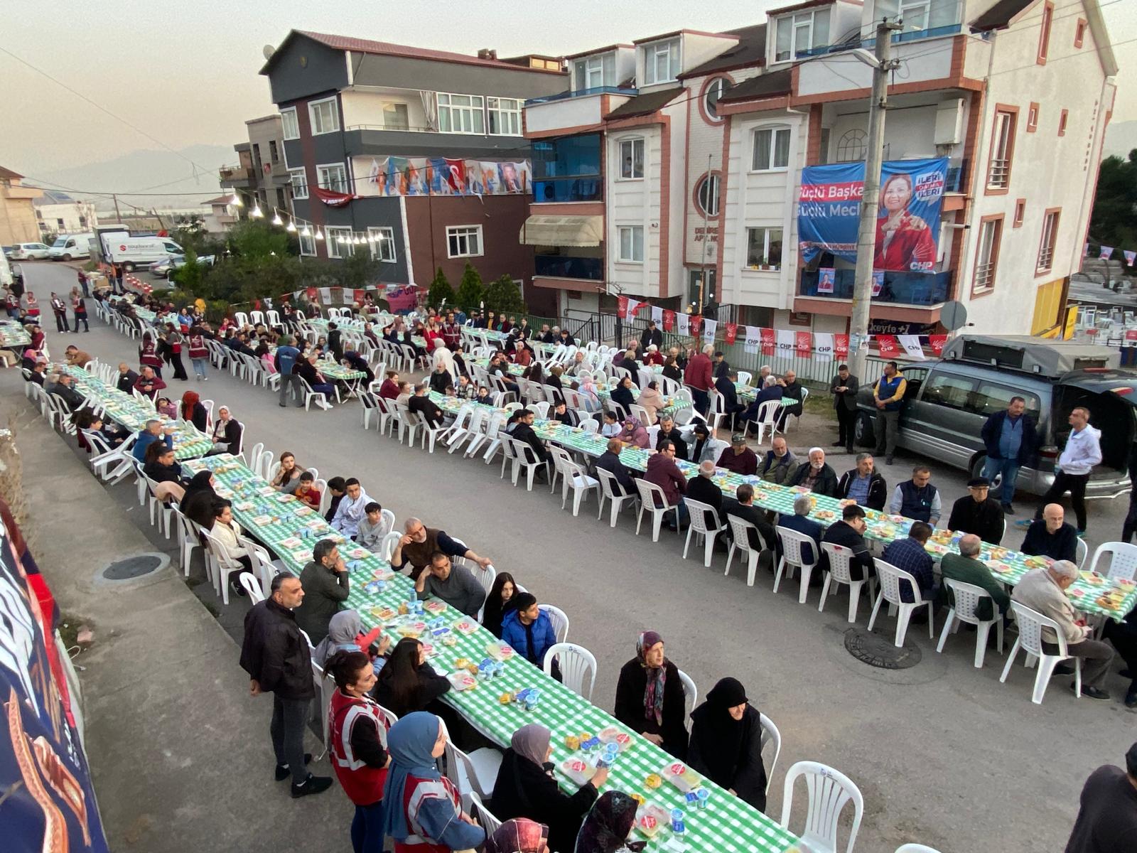 İzmit Belediyesinin mahalle iftarları Yenimahalle ve Yuvam Akarca’da devam etti (7)