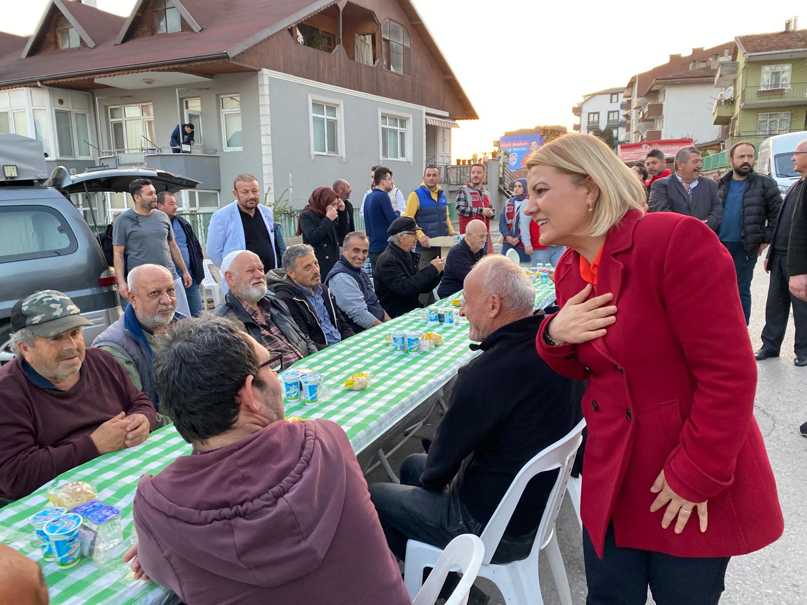 İzmit Belediyesinin mahalle iftarları Yenimahalle ve Yuvam Akarca’da devam etti (8)