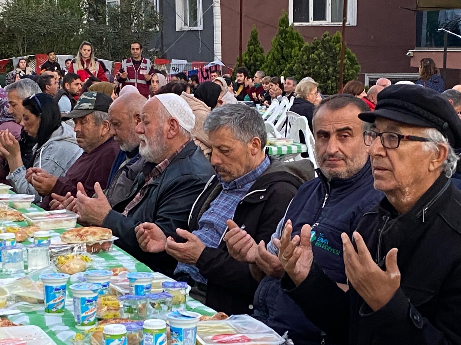 İzmit Belediyesinin mahalle iftarları Yenimahalle ve Yuvam Akarca’da devam etti (9)