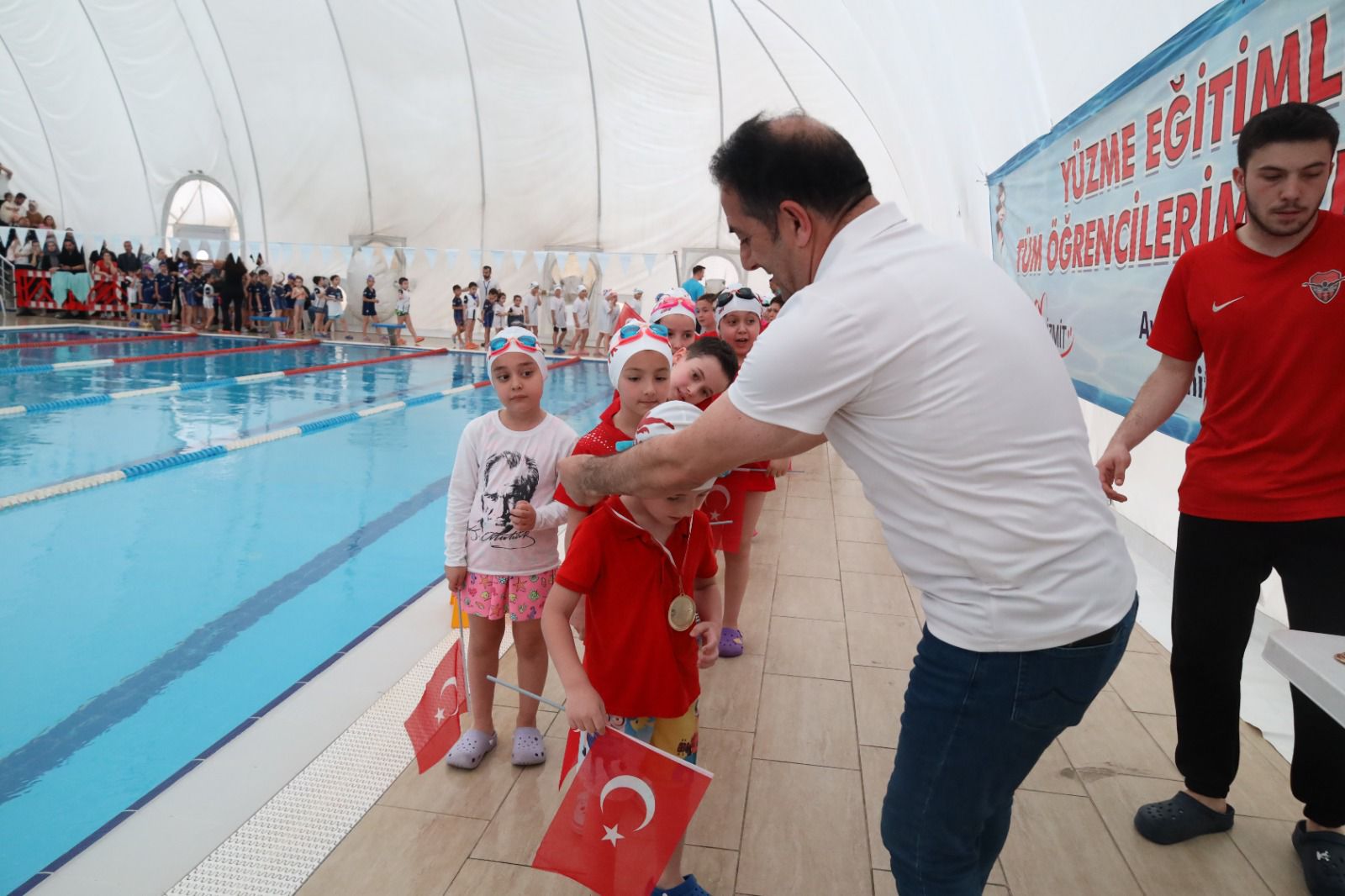 Minik yüzücüler kulaçlarını 23 Nisan coşkusuyla attı (3)