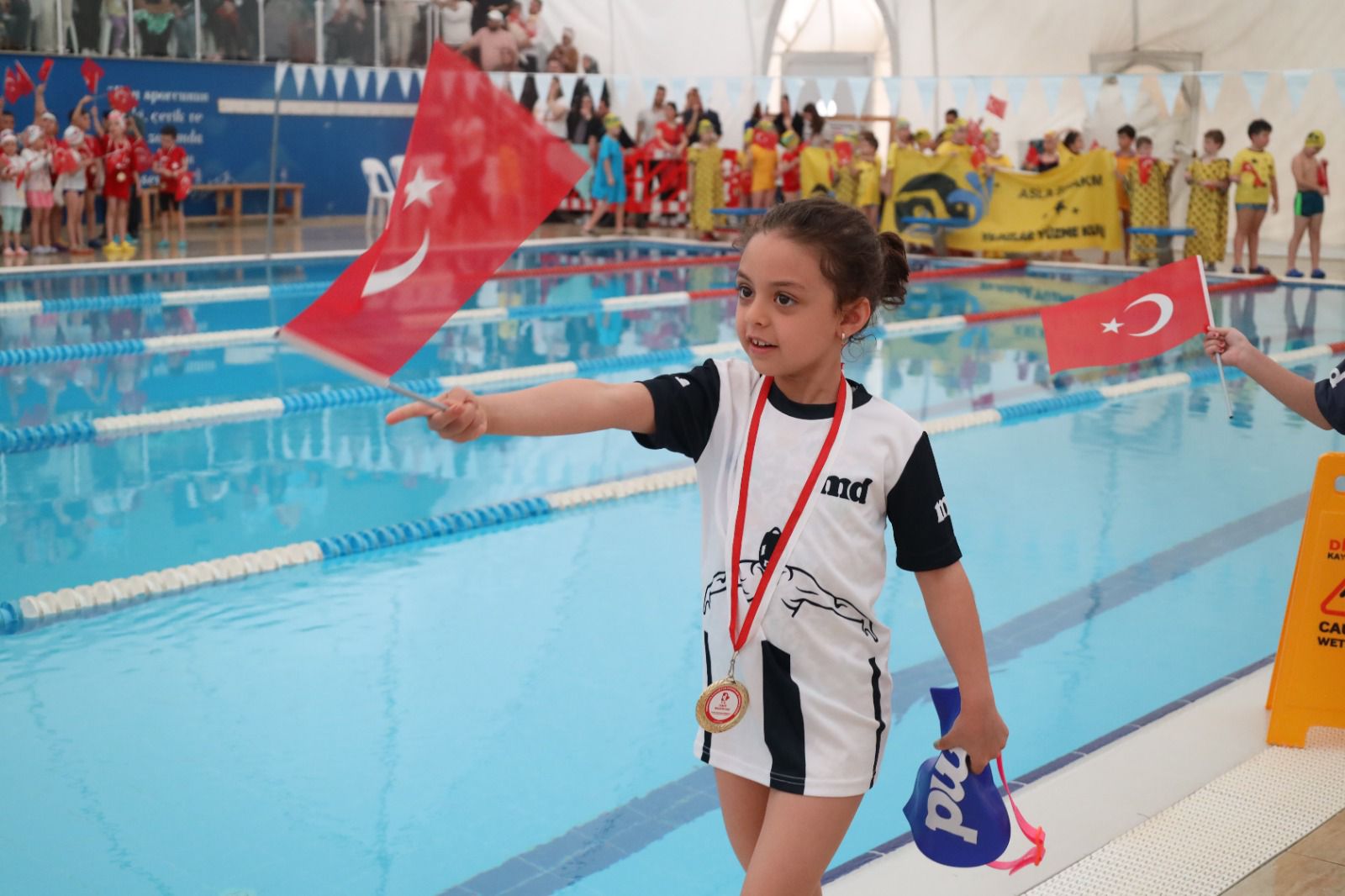Minik yüzücüler kulaçlarını 23 Nisan coşkusuyla attı (4)