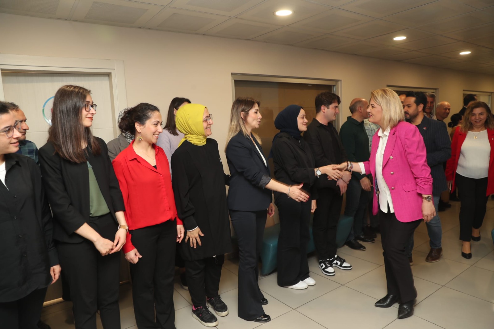 Başkan Hürriyet ve ekibi, mesaiye personeli ziyaret ederek başladı (1)