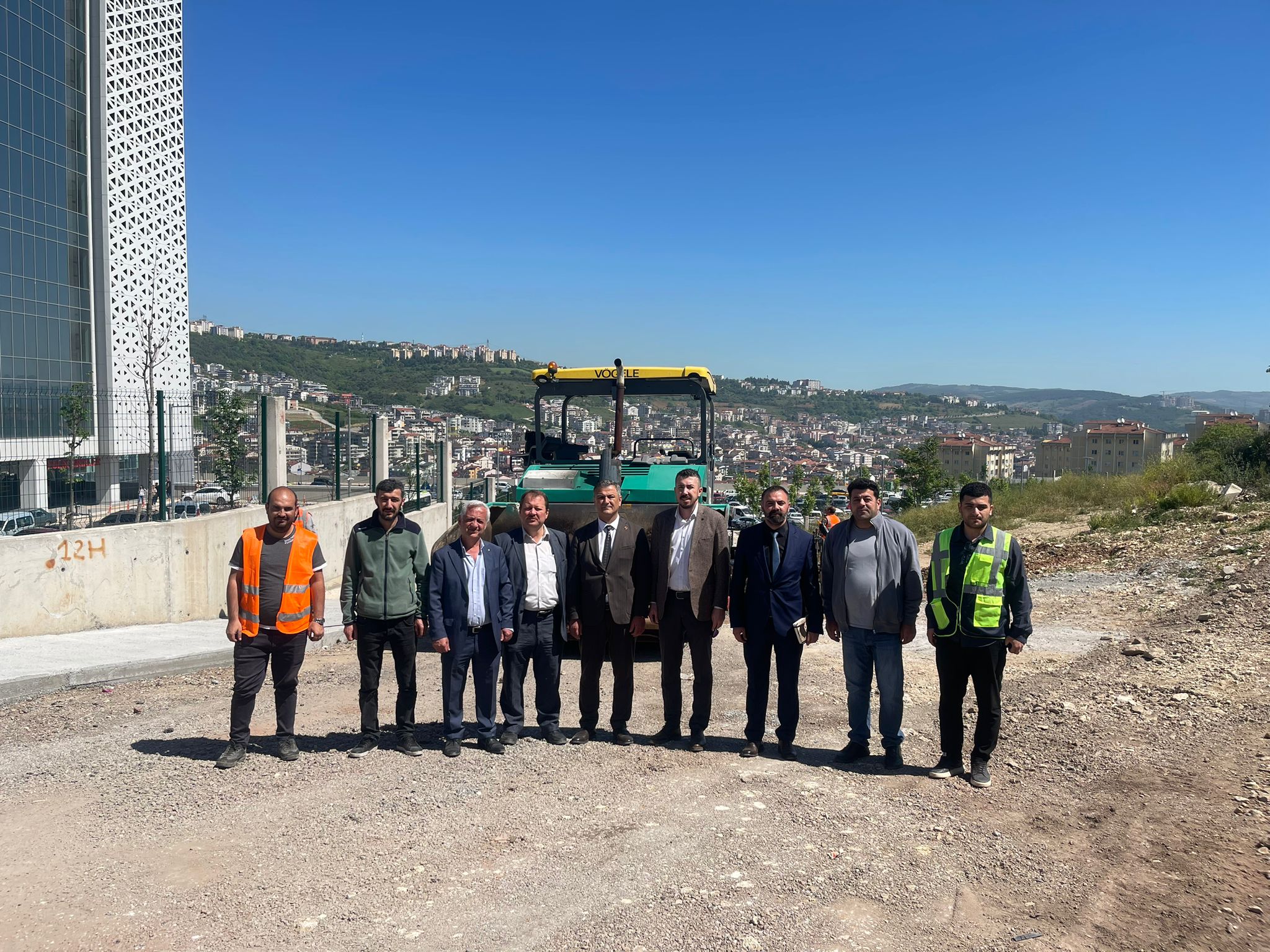 Başkan Yardımcısı Obuz, Şehir Hastanesi bağlantı yolundaki asfalt çalışmasını inceledi (2)