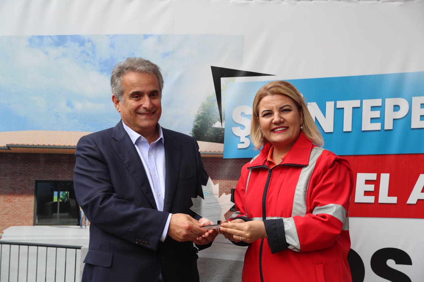 Hürriyet, İş insanı Ertuğrul Kolaylı'ya plaket takdim ederken