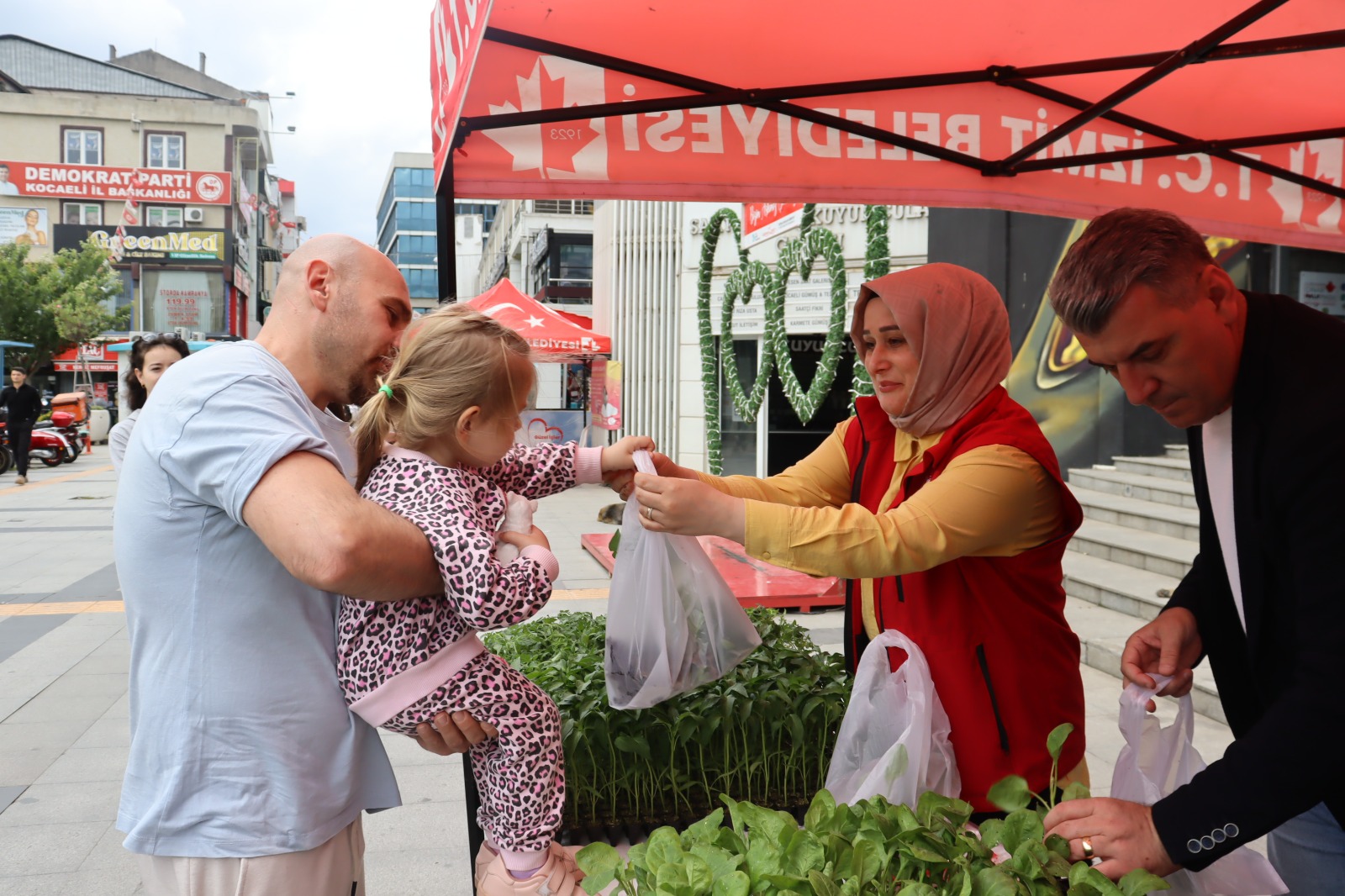 İzmit Belediyesi 43 bin fideyi vatandaşlara dağıttı (1)