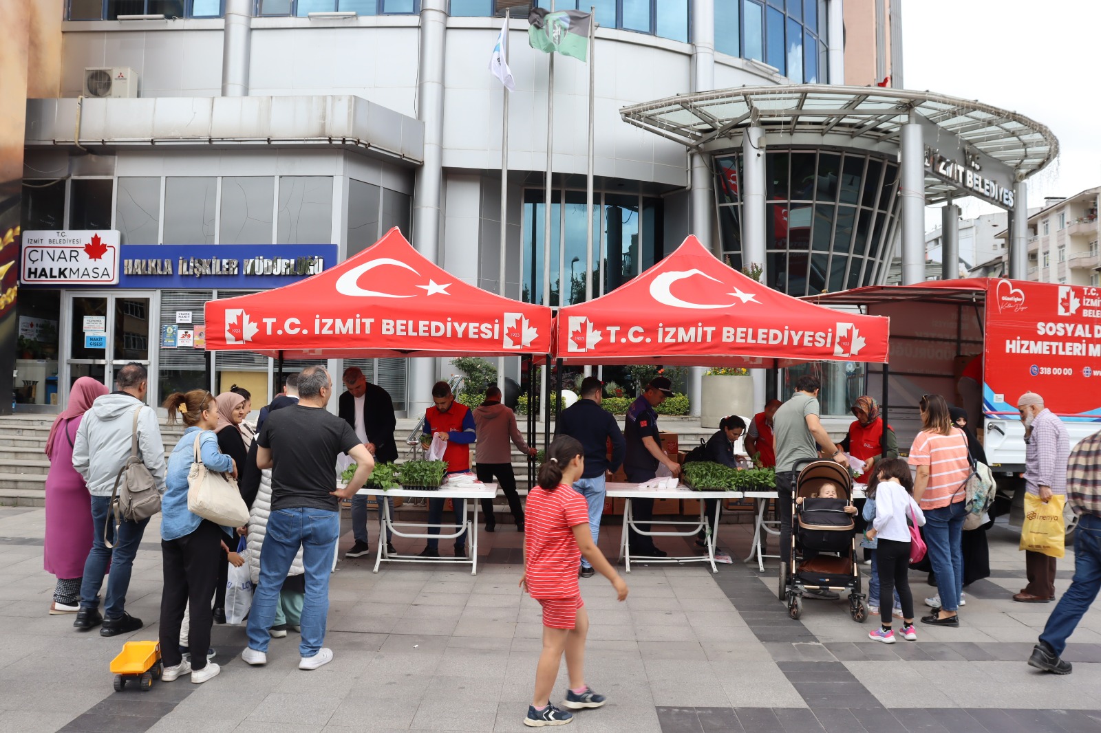 İzmit Belediyesi 43 bin fideyi vatandaşlara dağıttı (2)