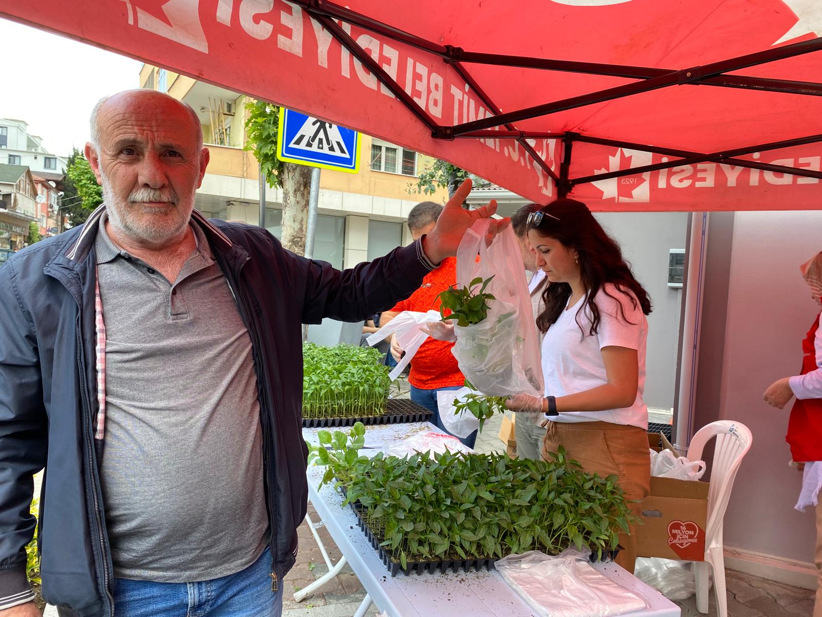 İzmit Belediyesi 43 bin fideyi vatandaşlara dağıttı (6)