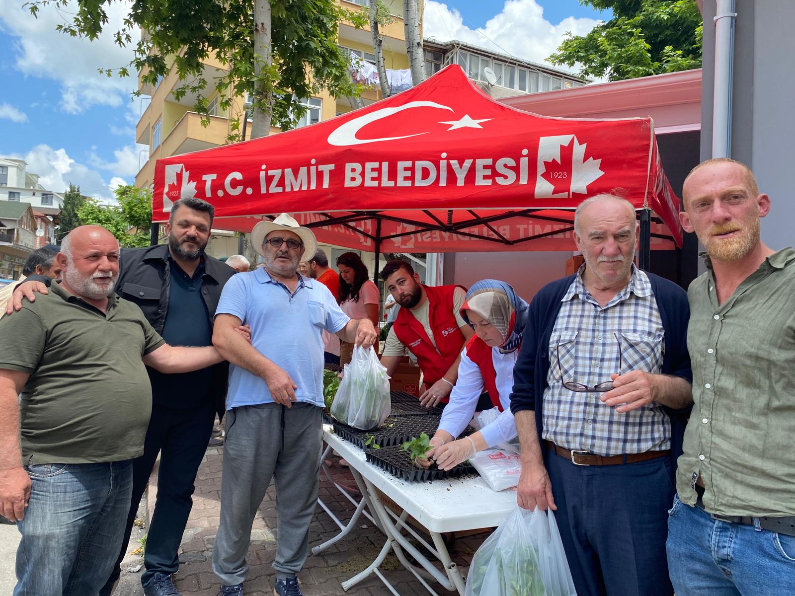 İzmit Belediyesi 43 bin fideyi vatandaşlara dağıttı (7)