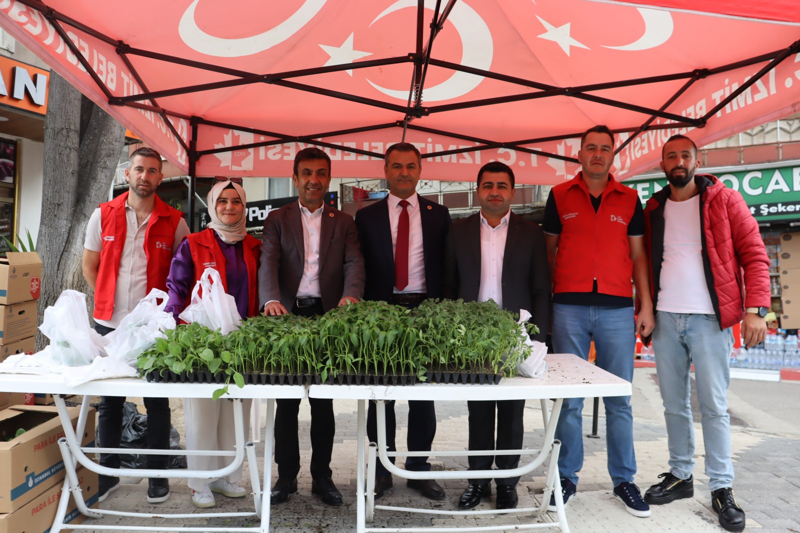 İzmit Belediyesi 43 bin fideyi vatandaşlara dağıttı (9)