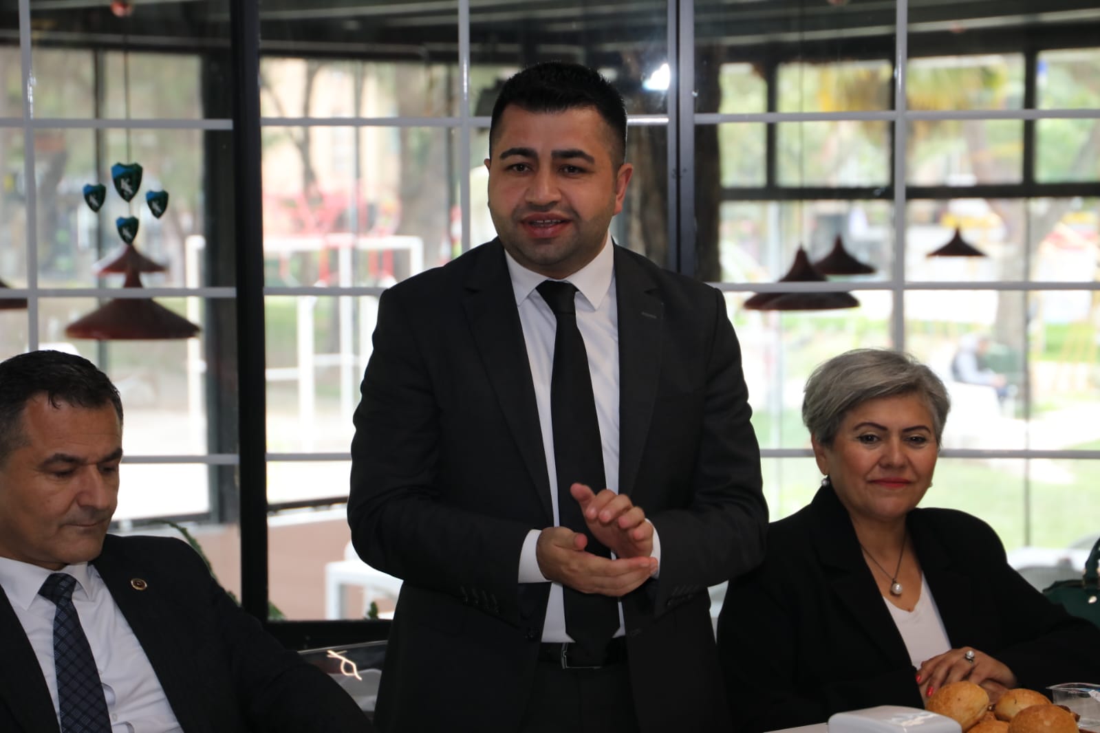 Izmit Belediyesi, Anneler Günü'nde kadin muhtarlari unutmadi (6)