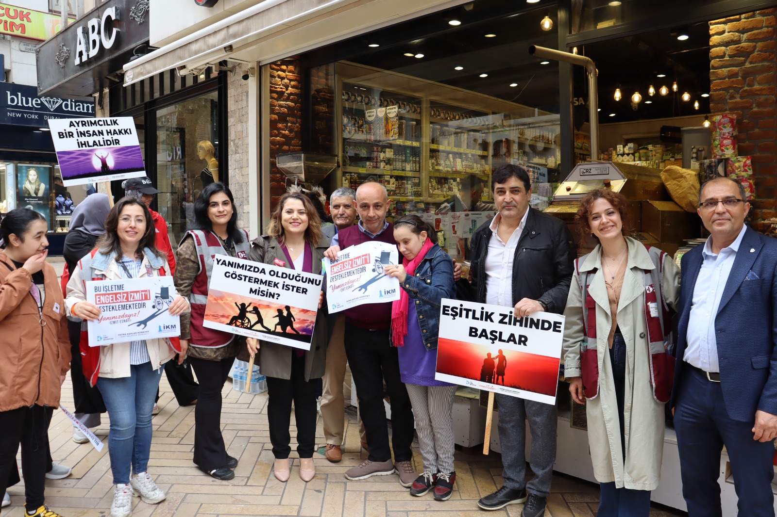 İzmit Belediyesi, Engelliler Haftasında özel çocuklarımızla esnafı buluşturdu (12)