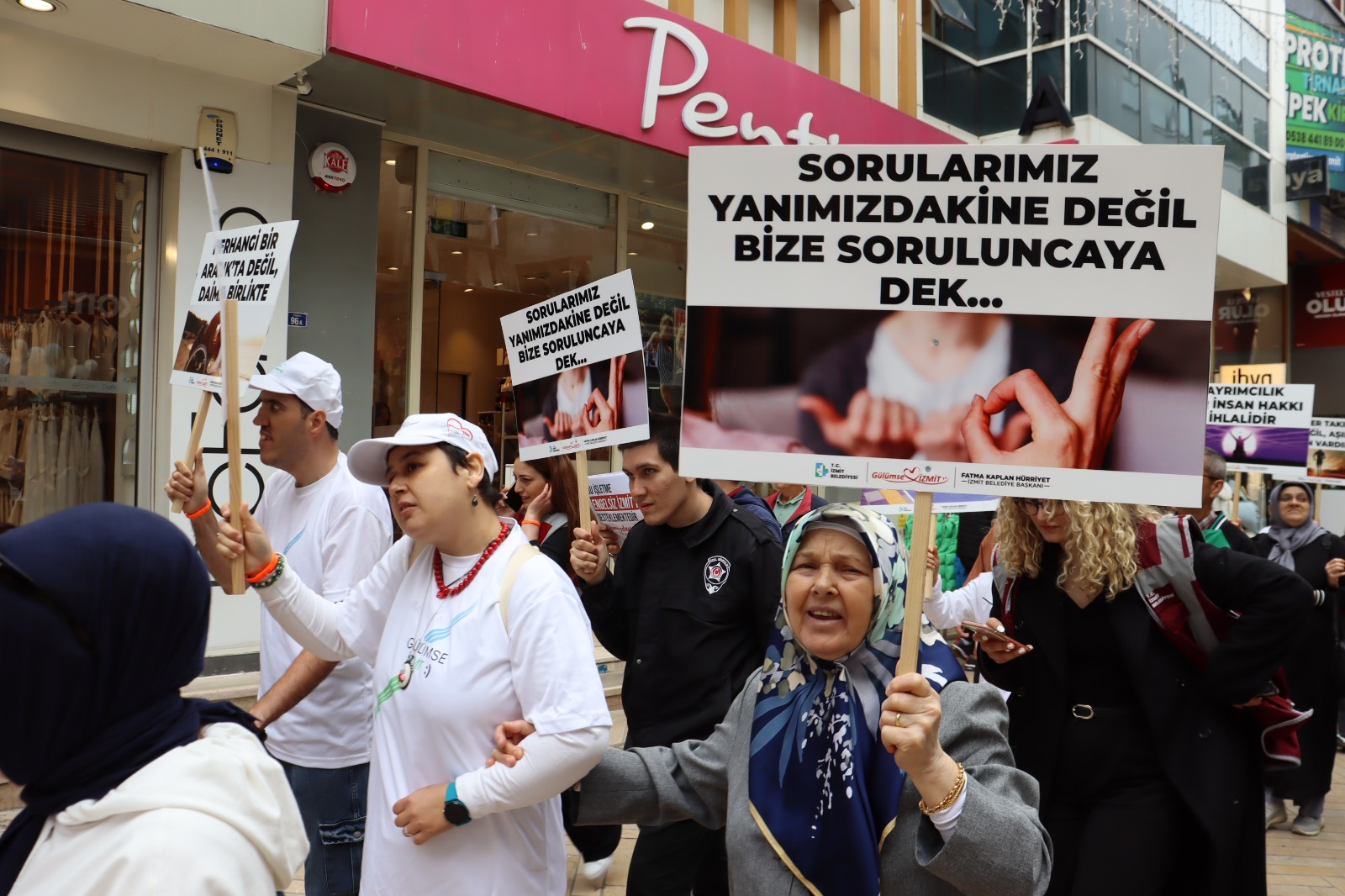 İzmit Belediyesi, Engelliler Haftasında özel çocuklarımızla esnafı buluşturdu (3)