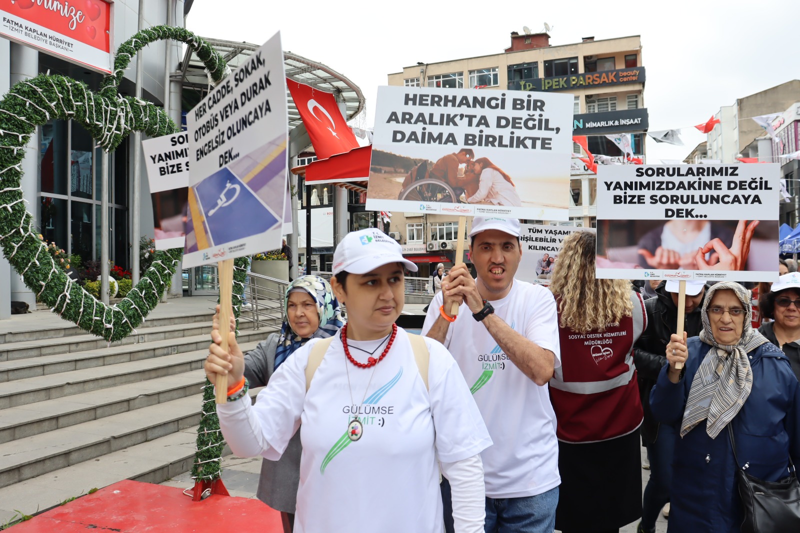 İzmit Belediyesi, Engelliler Haftasında özel çocuklarımızla esnafı buluşturdu (6)