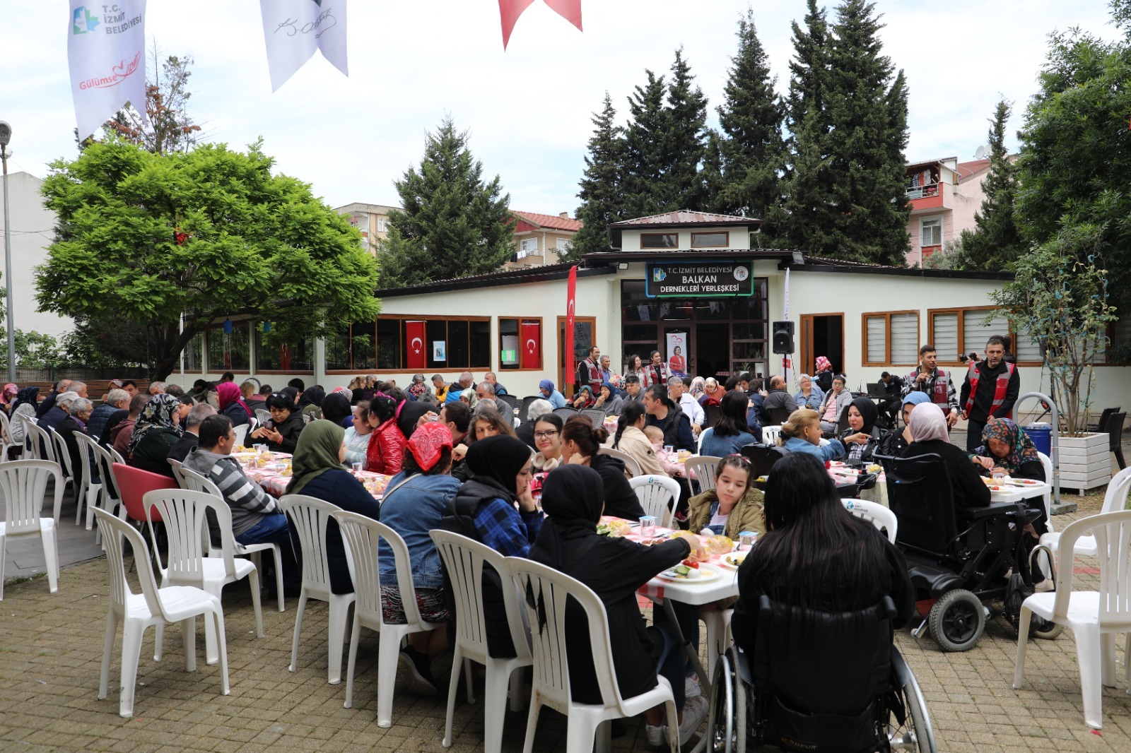 Izmit Belediyesi, engelli bireyler ve aileleriyle kahvaltida bulustu (1)