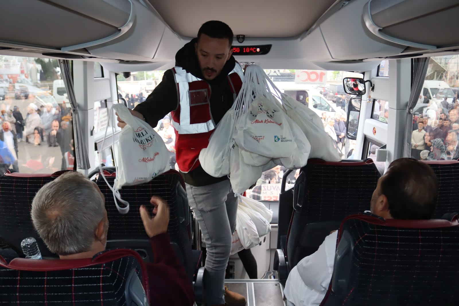 Izmit Belediyesi haci adaylarini hediyelerle ugurladi (3)