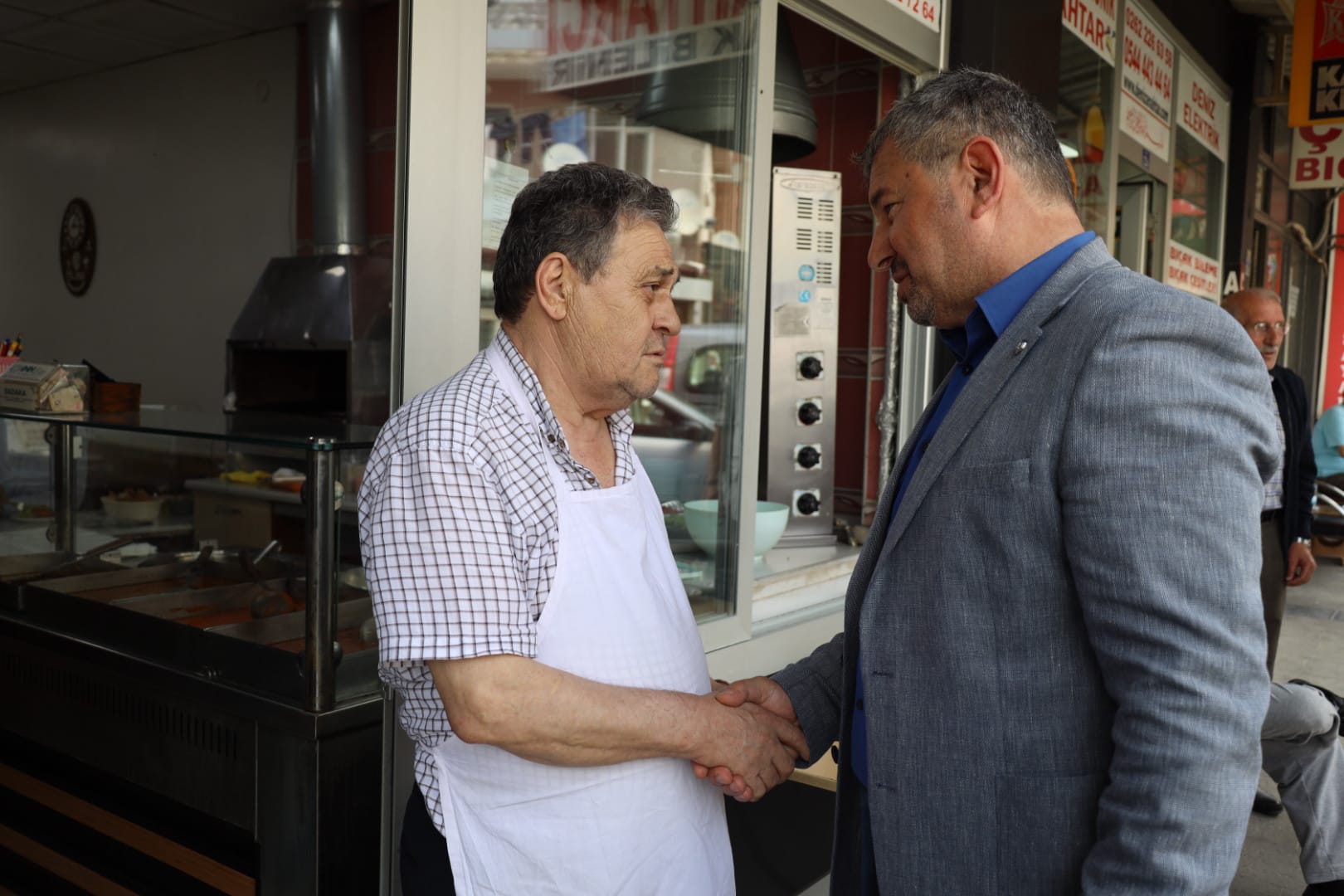 İzmit Belediyesi kent esnafının yanında olmaya devam ediyor (1)