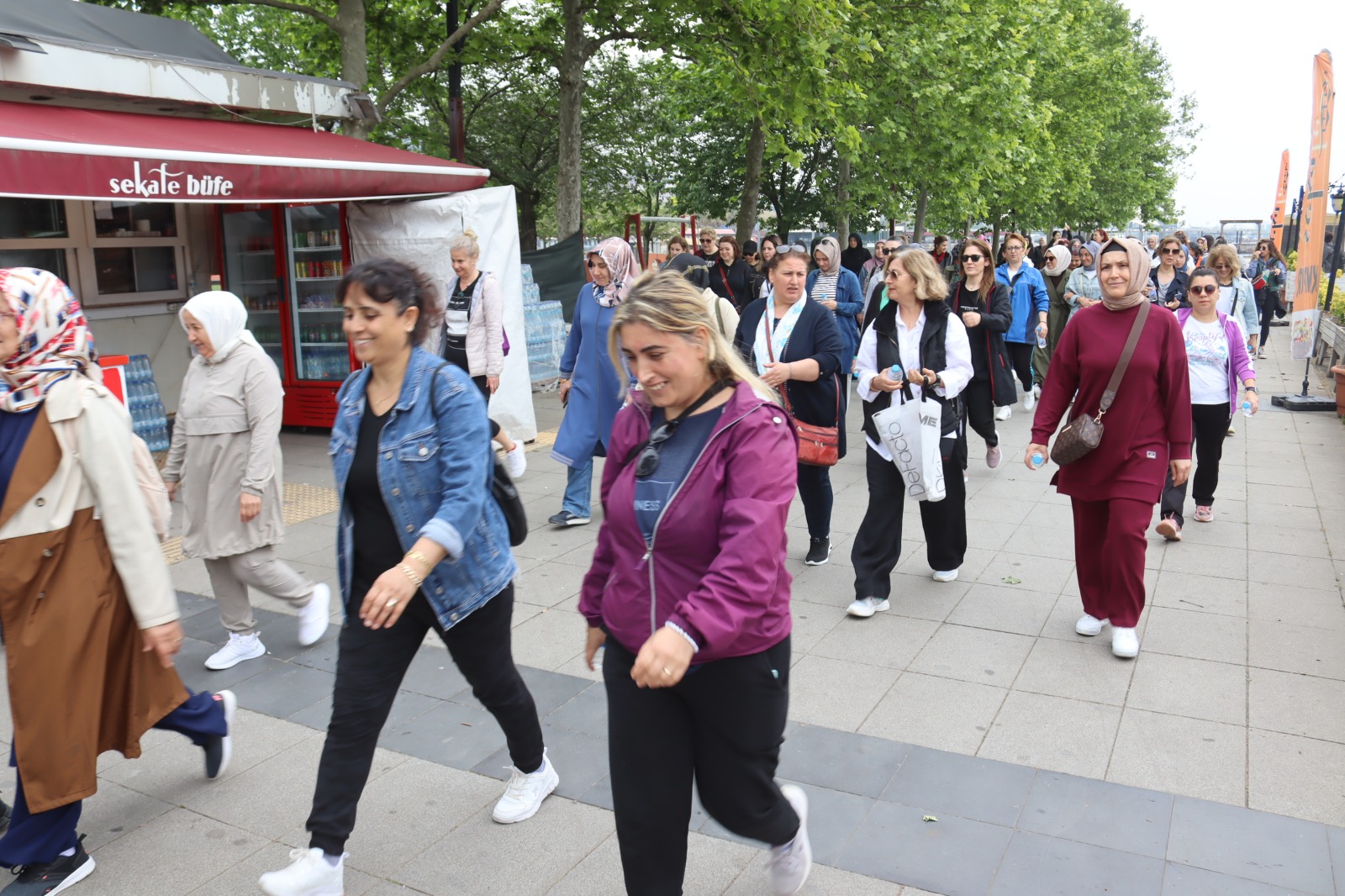 İzmit Belediyesi, sağlıklı yaşam yürüyüşünde anneleri unutmadı (6)