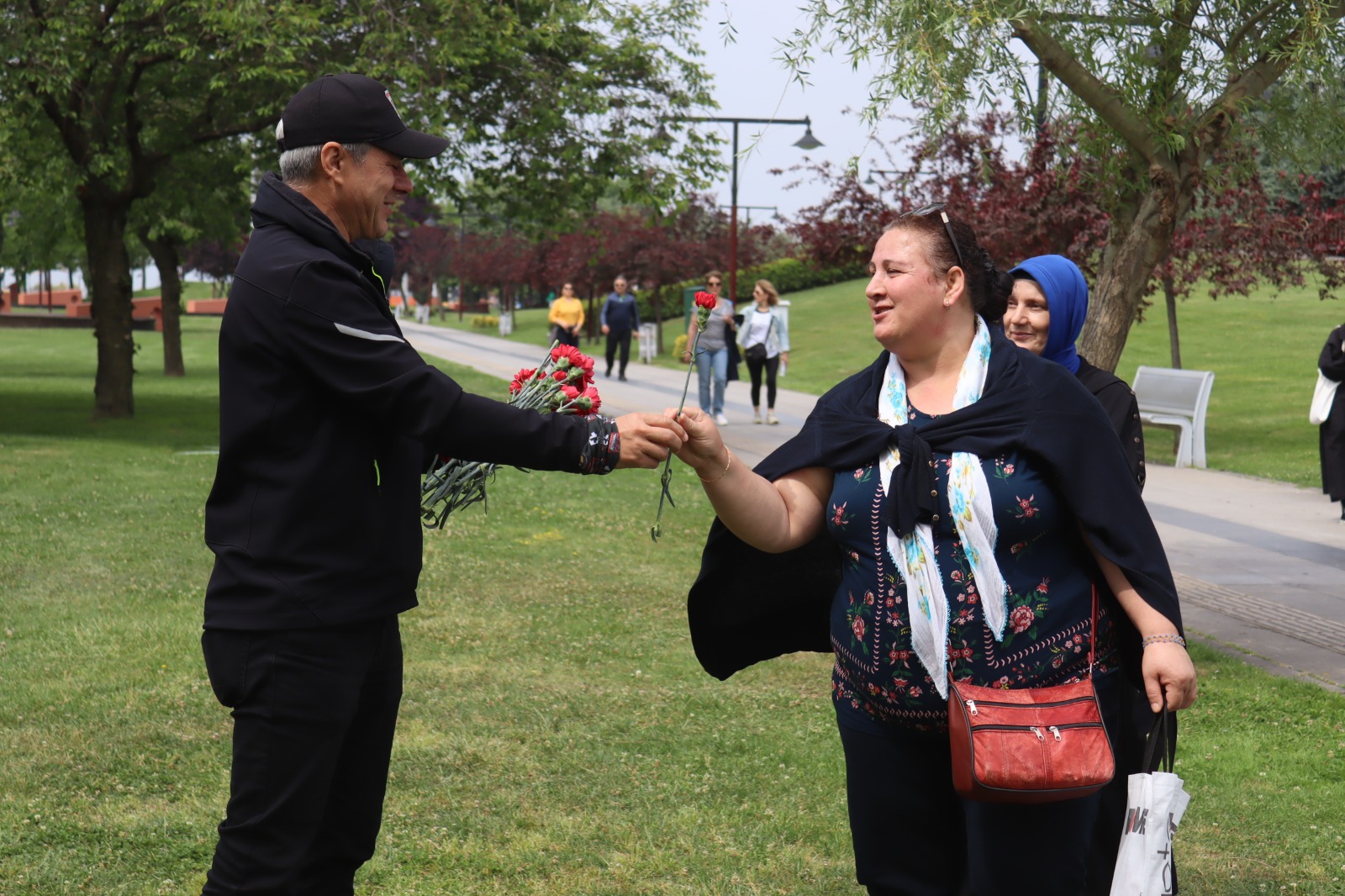 İzmit Belediyesi, sağlıklı yaşam yürüyüşünde anneleri unutmadı (8)