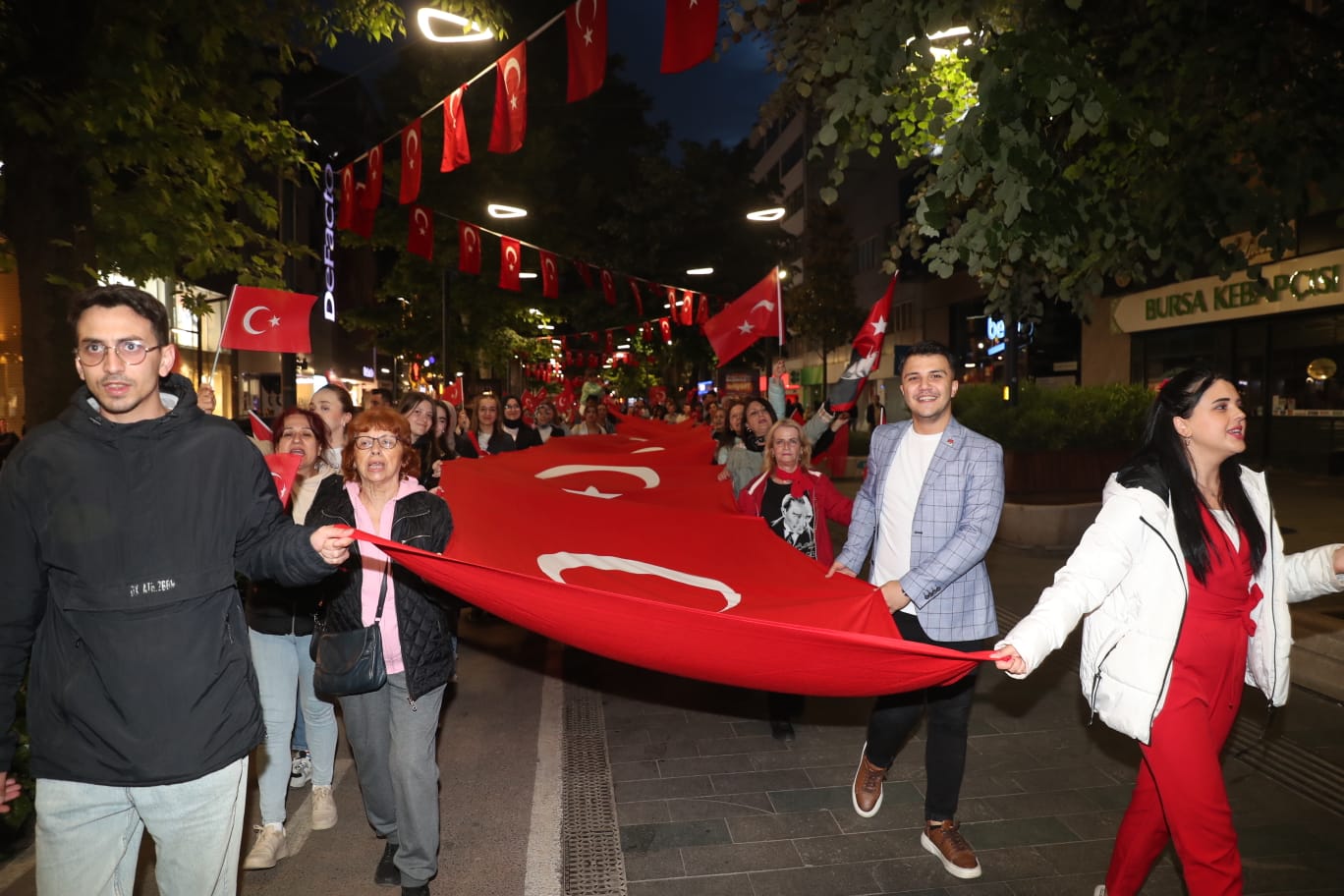 İzmit Belediyesinin 19 Mayıs korteji doldu taştı (7)