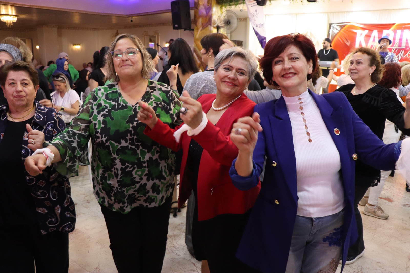 İzmit Belediyesinin Anneler Günü’ne özel düzenlediği Kadınlar Matinesi yoğun ilgi gördü (3)