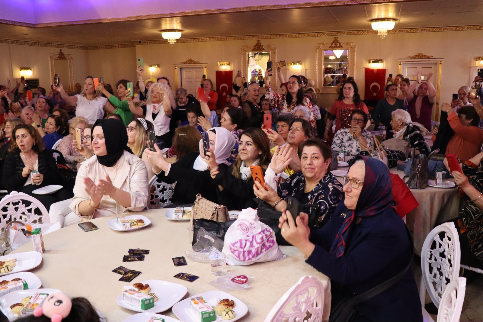 İzmit Belediyesinin Anneler Günü’ne özel düzenlediği Kadınlar Matinesi yoğun ilgi gördü (5)