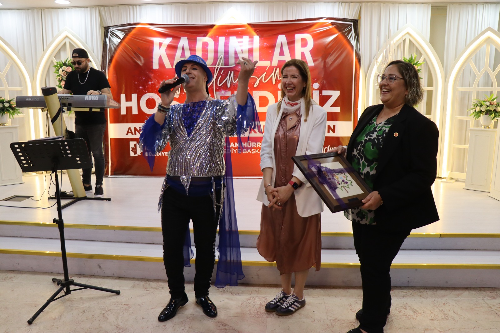 İzmit Belediyesinin Anneler Günü’ne özel düzenlediği Kadınlar Matinesi yoğun ilgi gördü (7)
