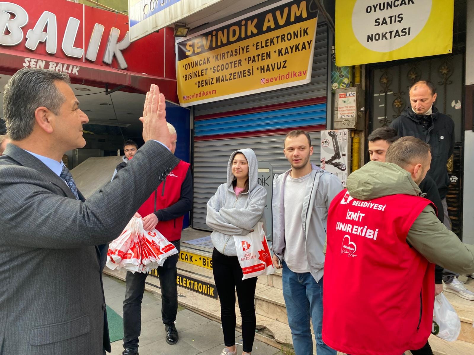 İzmit Belediyesinin güçlü kadrosu sabahın ilk ışıklarıyla işçilerle buluştu (6)