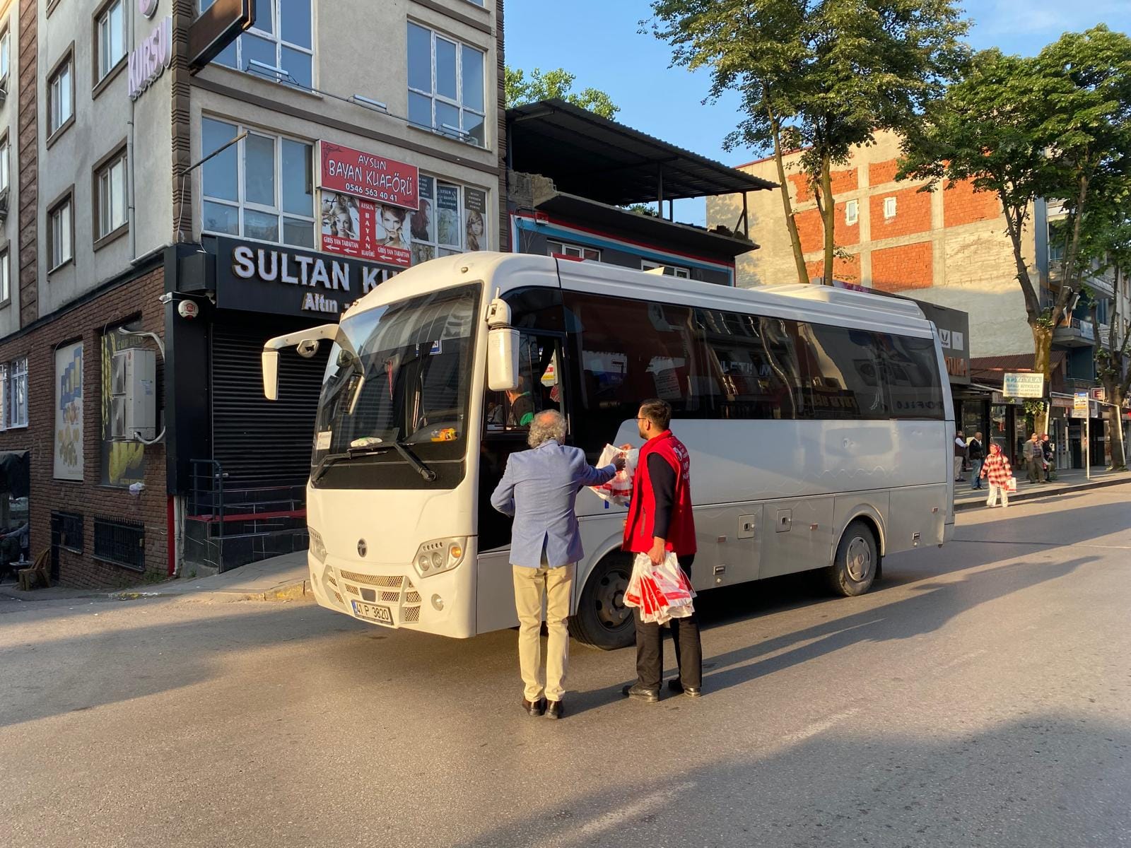 İzmit Belediyesinin güçlü kadrosu sabahın ilk ışıklarıyla işçilerle buluştu (8)