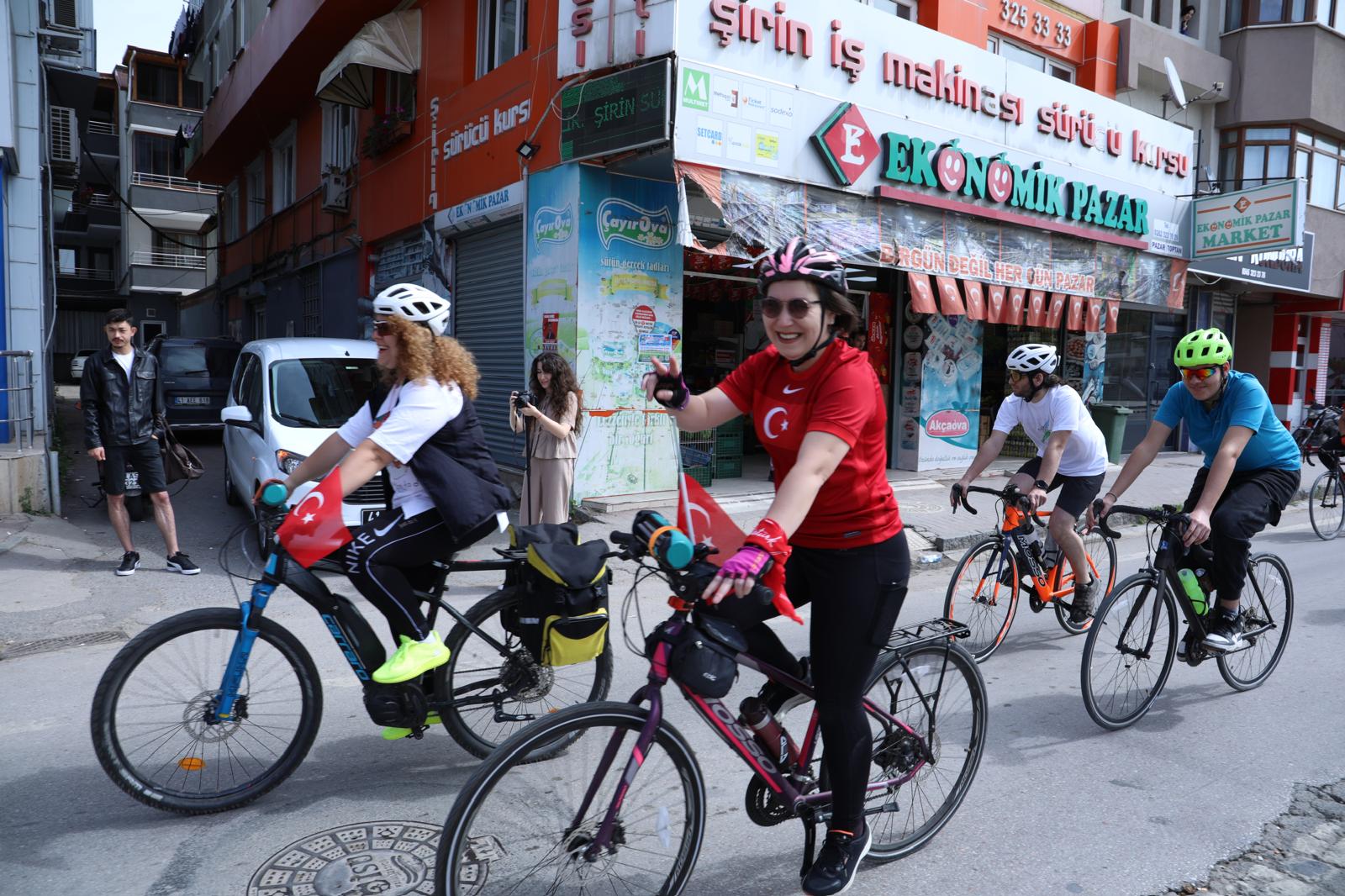 Izmitli bisiklet tutkunlari pedallarini 19 Mayis için çevirdi (10)