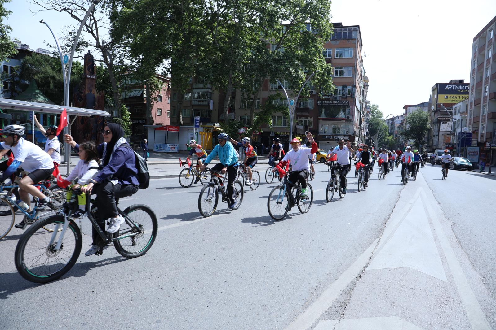 Izmitli bisiklet tutkunlari pedallarini 19 Mayis için çevirdi (2)